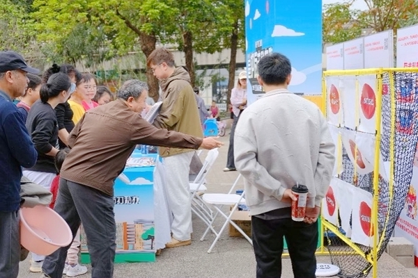 社区居民参与飞盘挑战。韦馨宁摄