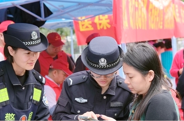 社区居民在学习反走私的相关知识。韦馨宁摄