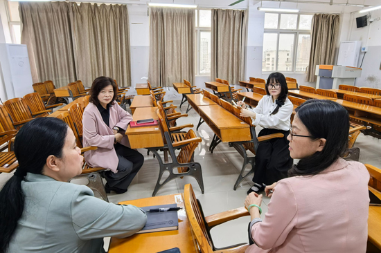 总会计师潘念萍评课现场。颜昶胤摄