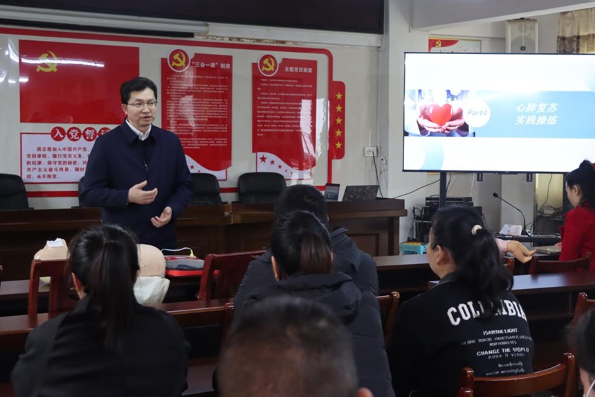 廣西醫科大學第一附屬醫院黨委書記李浪授課。廣西醫科大學第一附屬醫院供圖