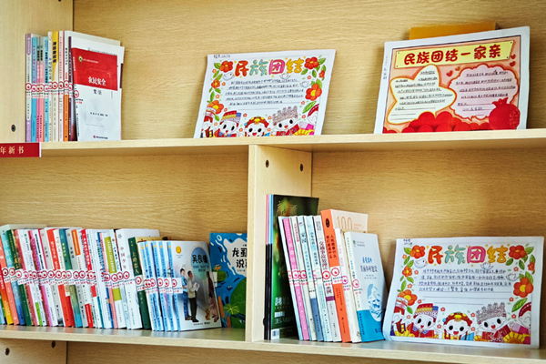 農家書屋展示主題畫。馮曉穎攝