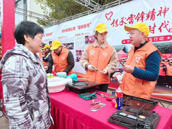 雷锋街市志愿者为市民进行小家电维修。黄凤娟摄