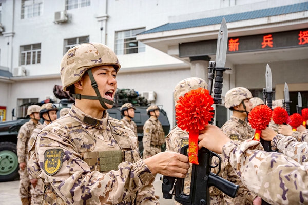 新兵接過老兵手中鋼槍。