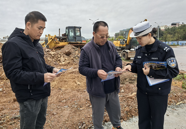 圖為東興市公安局交警支隊到轄區建筑工地開展道路交通安全宣傳