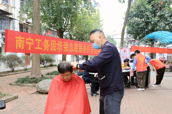华强志愿服务队为居民理发。韦刚摄