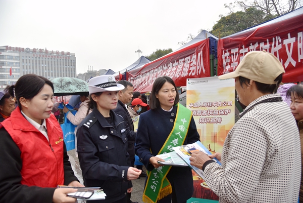 民警耐心解答群众关于交通法规的疑问。