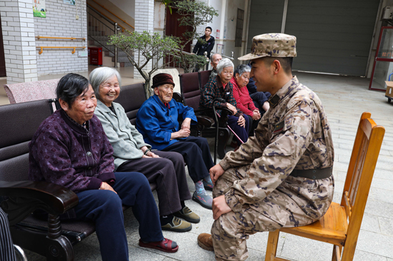 官兵與老人們親切交談。王超智攝