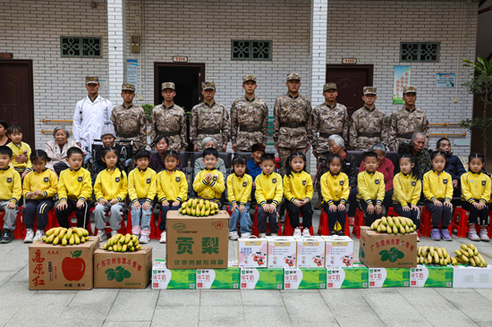 官兵、駐地幼兒園小朋友與老人們合影。王超智攝