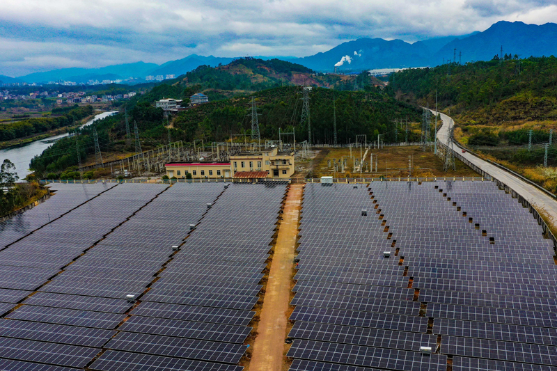 南方电网广西新电力集团蒙山供电局城东变电站新能源项目在建现场。覃桂媛摄