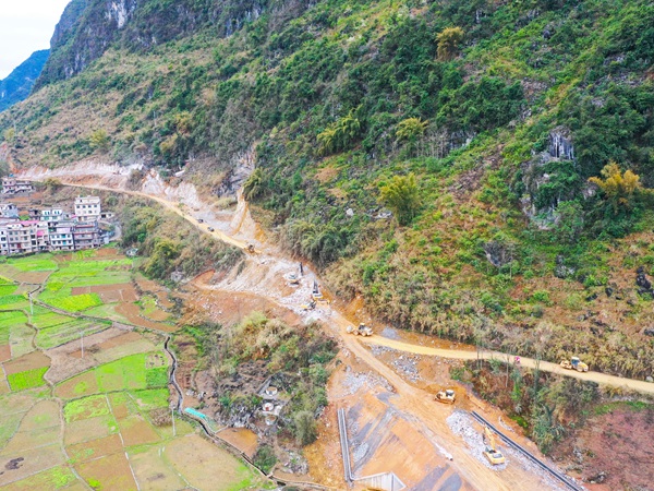 东大路项目K19段挡土墙基坑开挖。江丽群摄