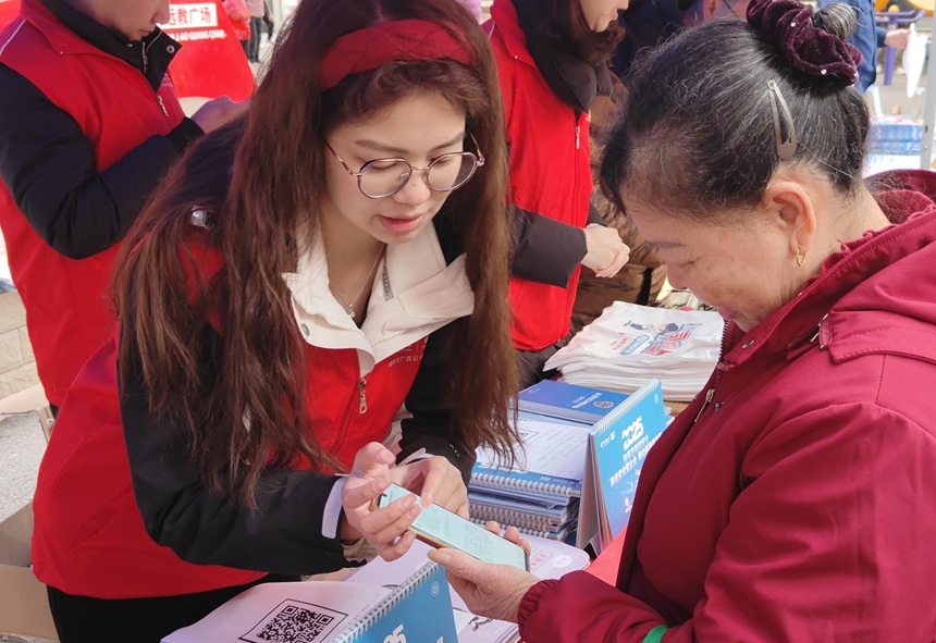 中国电信广西公司志愿者指导村民参与有奖问答活动。李俊榜摄 