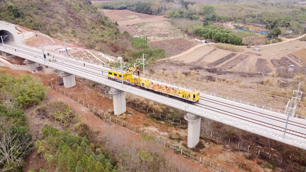 恆張力放線車正在架設接觸網導線。林鶴攝