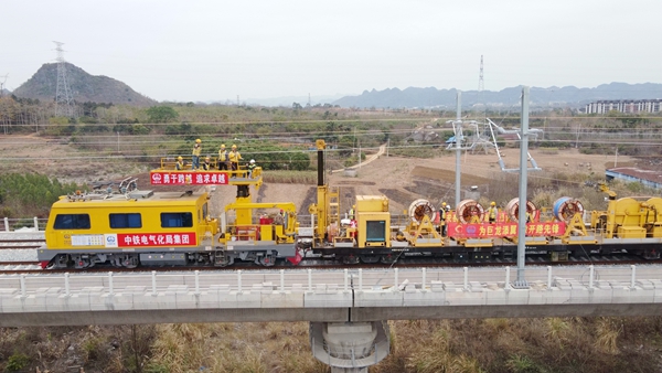 恆張力放線車正在架設接觸網導線。林鶴攝