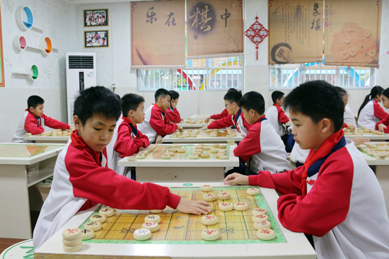 學生們在象棋學堂進行對決