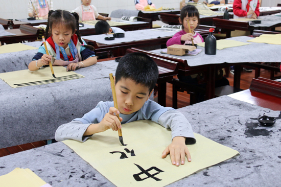 学生在兰亭序学堂练习写字