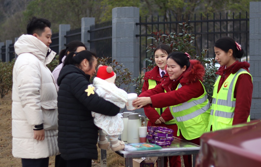 图为恭城分公司设立便民服务点服务司乘_副本