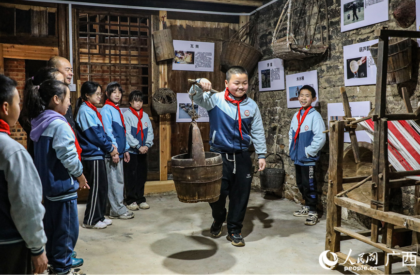 孩子們在體驗挑水桶。