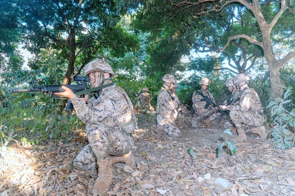 武警官兵侦察战场环境。
