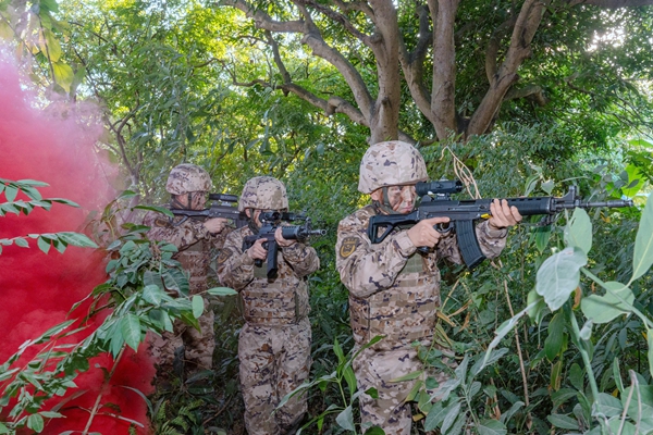 武警官兵交替掩护搜索。
