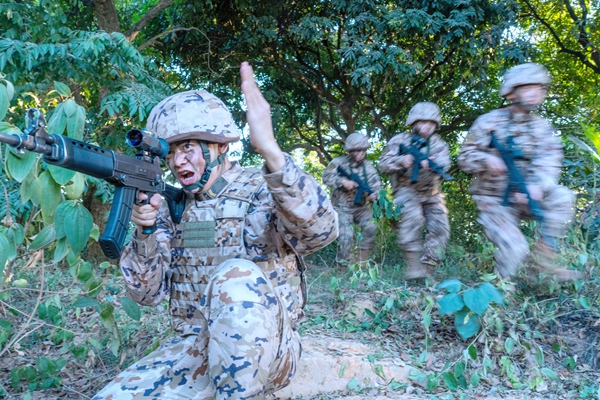 武警官兵交替掩护快速出动。