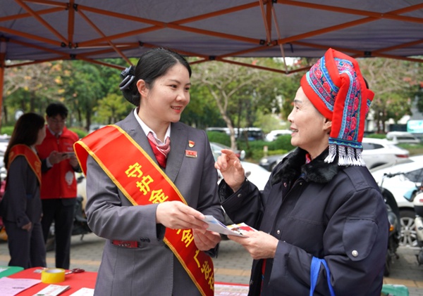 广发银行南宁五象支行志愿者为社区居民服务。覃丹婧摄