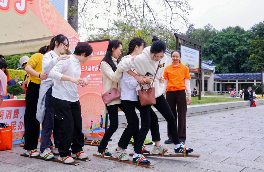 市民在各打卡站点参与互动。平安产险广西分公司供图