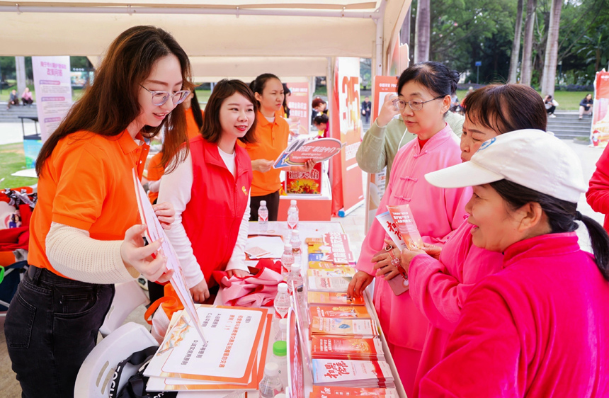 广西地区消保联席会宣讲团工作人员向市民普及金融知识。平安产险广西分公司供图