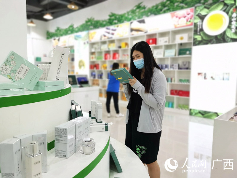 游客在广西横州市电子商务产业园孵化中心了解茉莉花相关产品。人民网 付华周摄