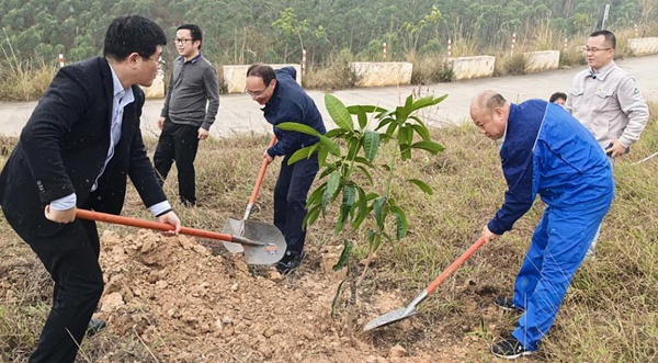 植树活动现场。陆成远摄