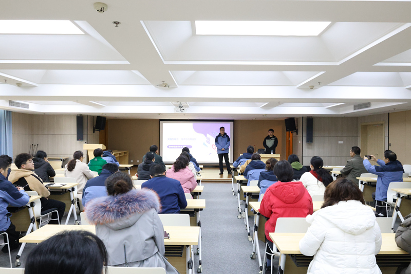 团队在柳州华锡有色设计研究院有限责任公司开展AI应用培训。柳职大供图