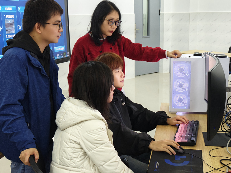 团队在组织指导学生参与企业不同场景的AI应用开发。柳职大供图