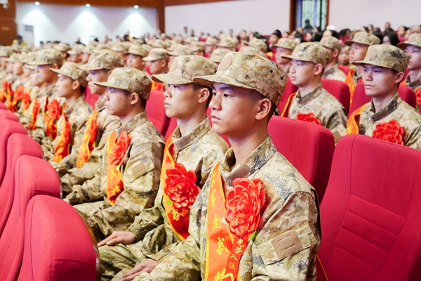 参加欢送大会的新兵。