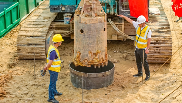 新建合浦至湛江高铁铁山港跨海特大桥首根桩基开钻，工作人员在指挥机器作业。封荣权摄