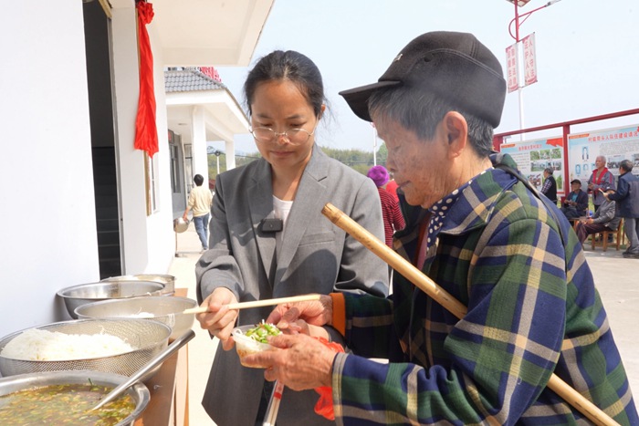 谢冰梅为老人盛汤面。全柏澄摄