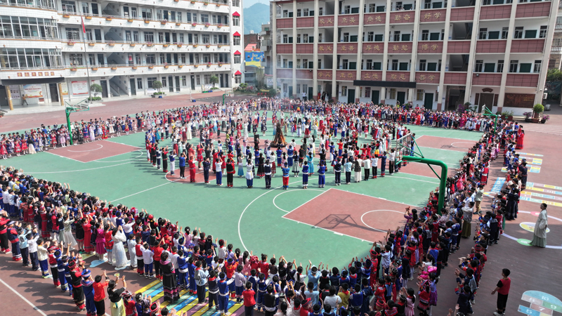 学生体验民族篝火欢庆仪式