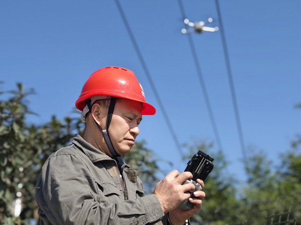 工作人员使用无人机对线路通道进行检查。