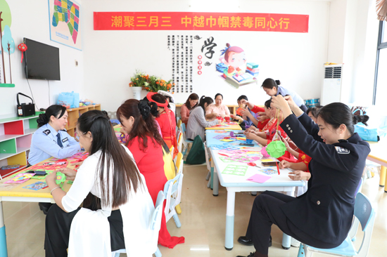 手工制作“七彩禁毒花球”