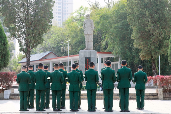 武警官兵在李振亚将军雕塑前默哀。