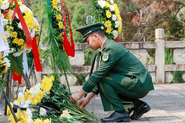 武警官兵敬献黄菊。