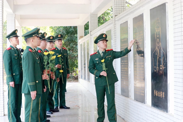 武警官兵在长廊内学习李振亚将军事迹。