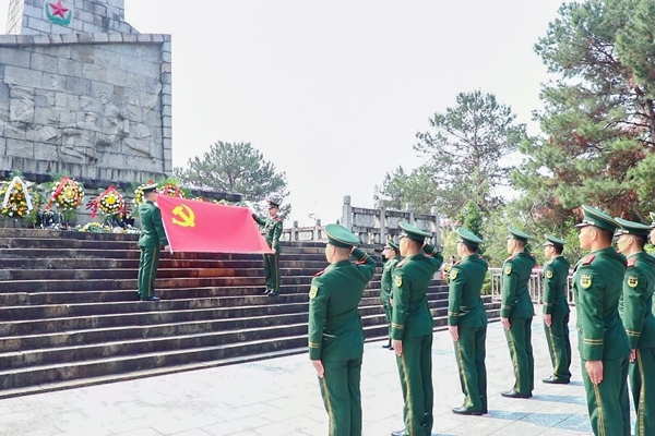武警官兵在烈士纪念碑前重温入党誓词。