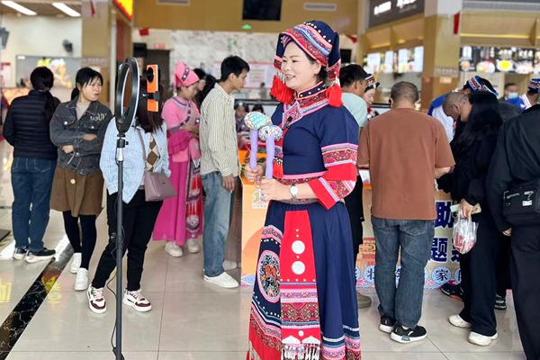 第六屆“最美中國路姐”鄧彩鳳進行線上直播。楊智元攝