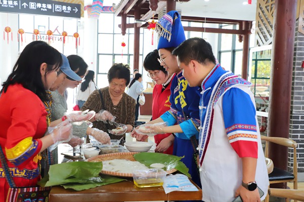 那馬服務區開展“三月三”系列活動。劉艷艷攝