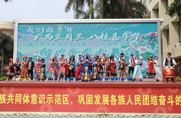 同學們身著傳統服飾上台表演