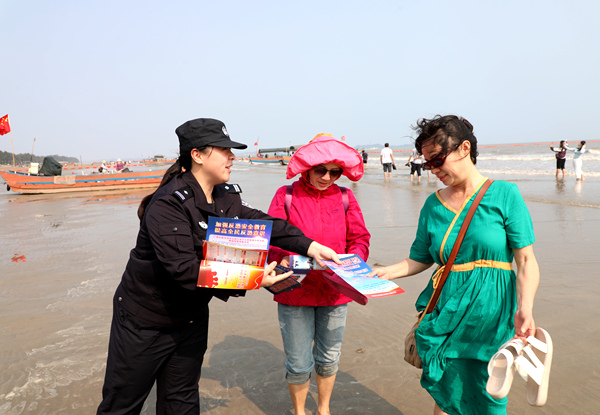 民警在金滩开展国家安全宣传。
