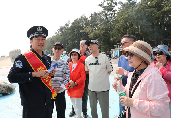 民警在金滩开展国家安全宣传。