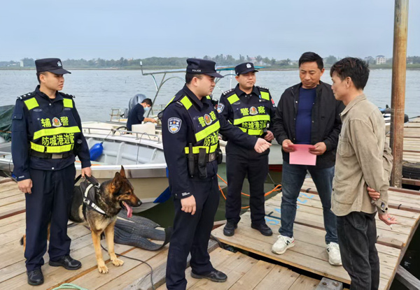 民警走上渔船开展宣传。