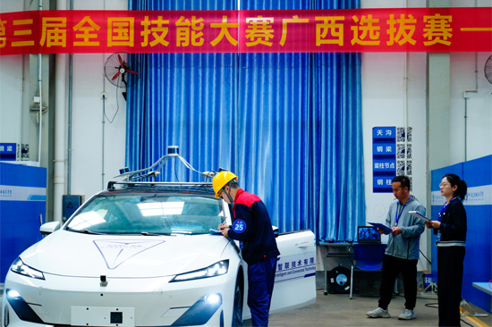 智能网联汽车装调运维赛项比赛现场。黄文轩摄