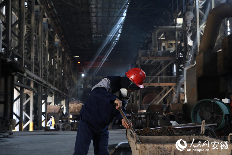 安徽友进冠华新材料科技股份有限公司一线生产工人。陶涛摄