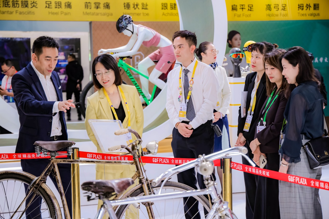 三辆特色自行车成为消博会焦点展品。